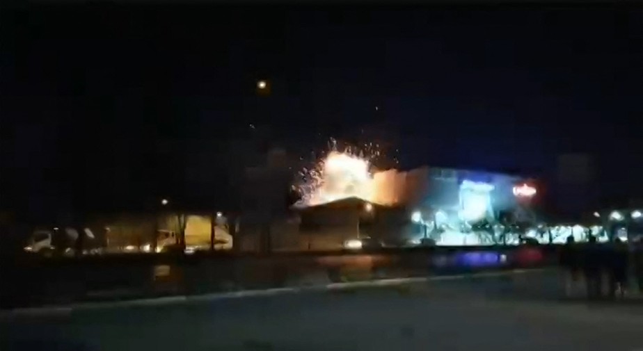 Imagem retirada de vídeo que registrou o momento da explosão em uma instalação militar iraniana na província de Isfahan, um dos centros de desenvolvimento de mísseis do país
