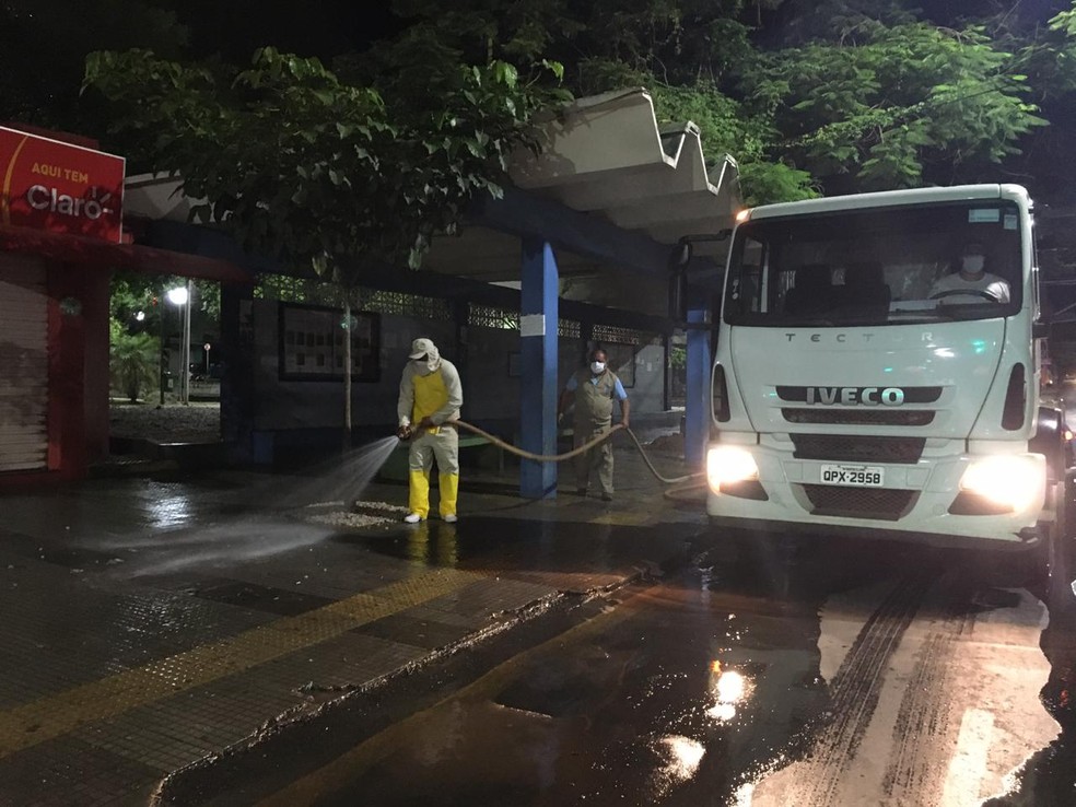 Limpeza e desinfecção serão feitas em locais onde há aglomeração de pessoas — Foto: Prefeitura/Divulgação