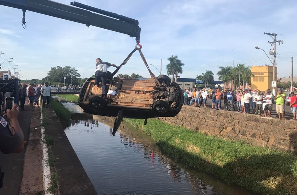 Veículo foi retirado com um guindaste de rio em Lins (Foto: J. Serafim Show/Divulgação)