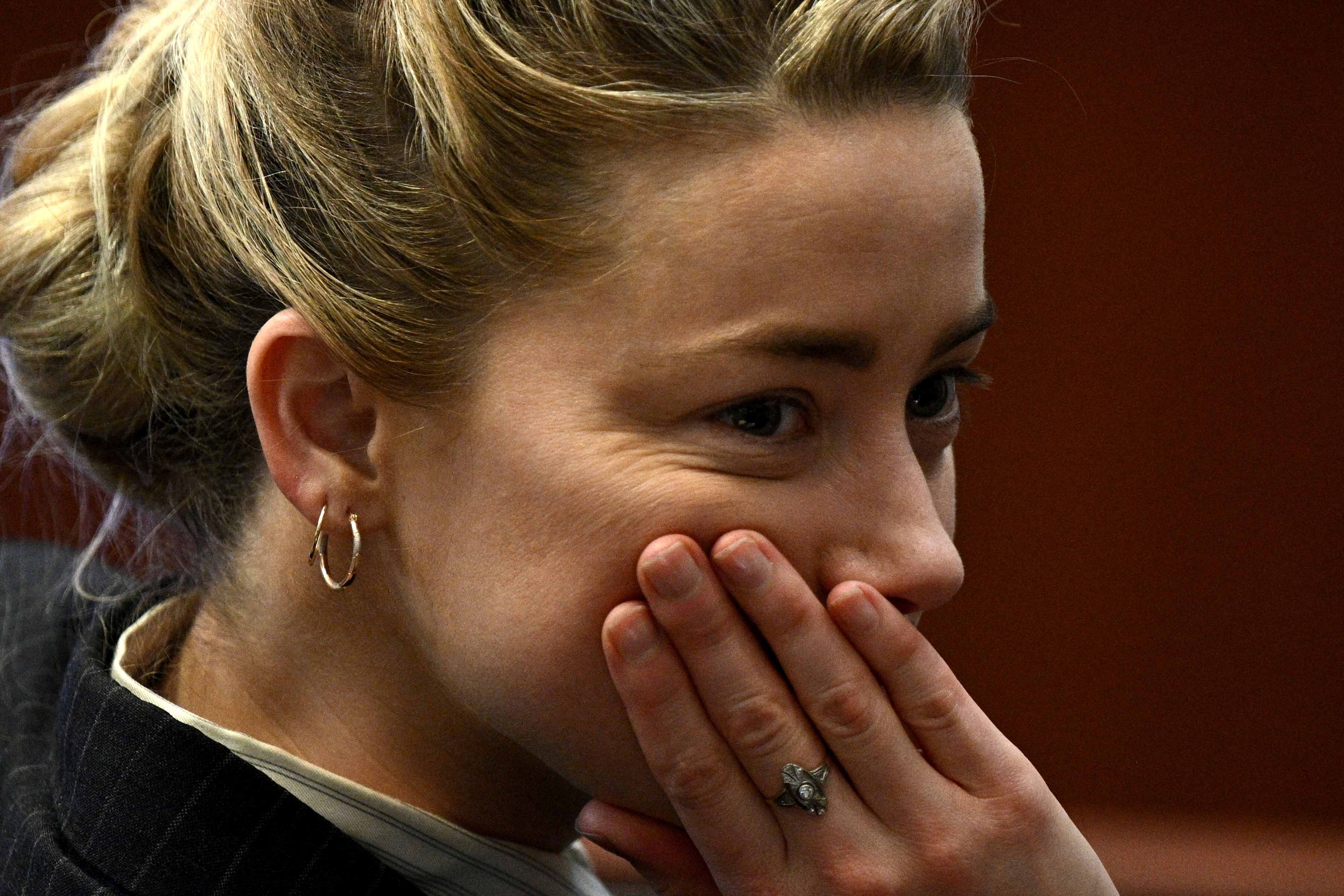Amber Heard é questionada sobre drogas em festa de casamento durante processo de difamação