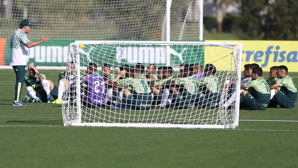 Vanderlei Luxemburgo conversa com os jogadores em treino em Orlando — Foto: Cesar Greco/Ag. Palmeiras