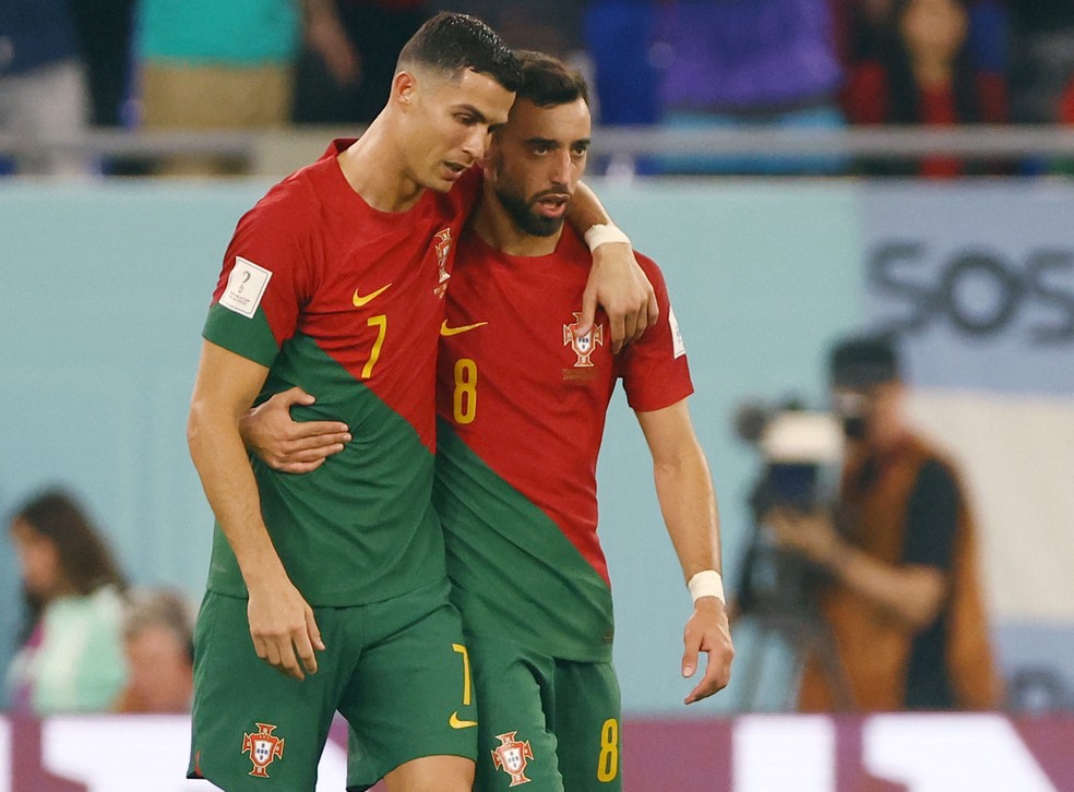 Cristiano Ronaldo e Bruno Fernandes celebram gol de Portugal diante de Gana — Foto: REUTERS