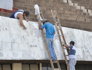 Trabalhadores fazem últimos ajustes no Morenão antes de partida do Brasileirão (Foto: Hélder Rafael)