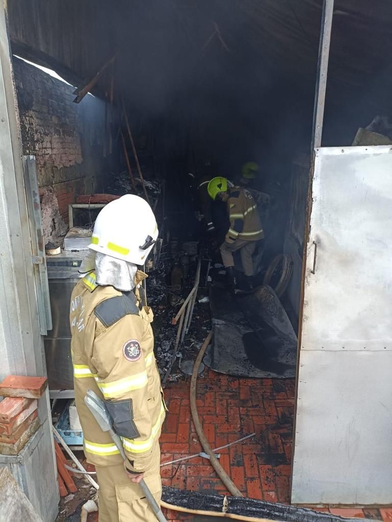 'Quase que tudo vira pó', diz dono de restaurante e pizzaria Água na Boca após incêndio em Rio Branco