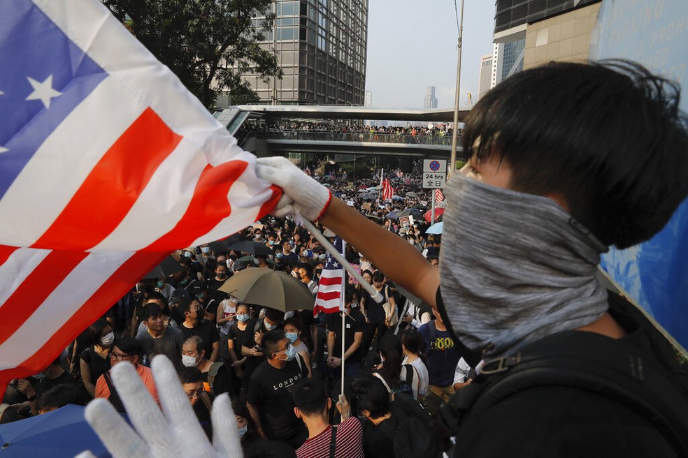 Manifestante com bandeira dos EUA em Hong Kong â€” Foto: Kin Cheung/AP