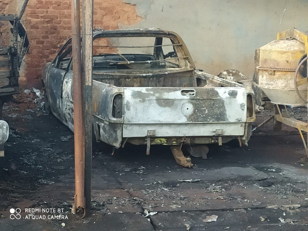 Veículos da prefeitura foram danificados pelo incêndio em Palmital — Foto: Corpo de Bombeiros/Divulgação