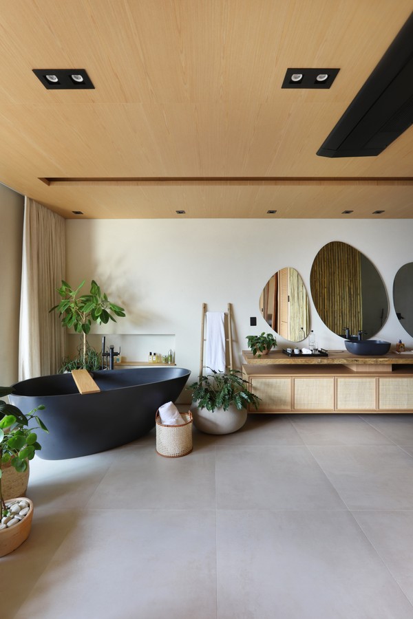 Décor do dia: quarto amplo com banheira e materiais naturais (Foto: Mariana Orsi)