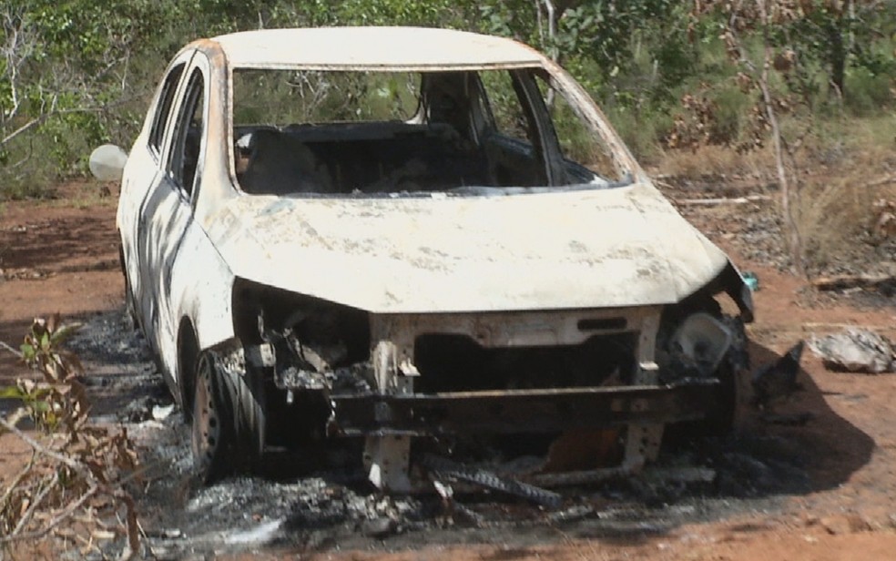 Carro incendiado encontrado próximo de onde corpos de desaparecidos foram encontrados — Foto: Reprodução/TV Anhanguera