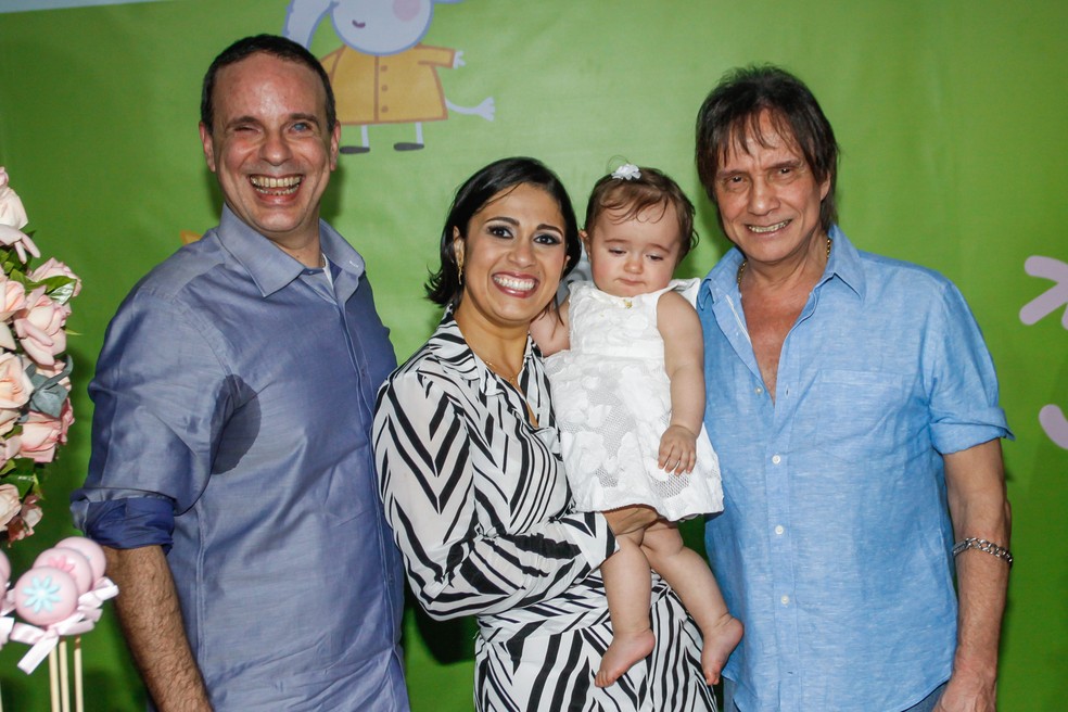 Dudu Braga com a família no aniversário de 1 ano da filha, Laura — Foto: Celso Tavares / G1