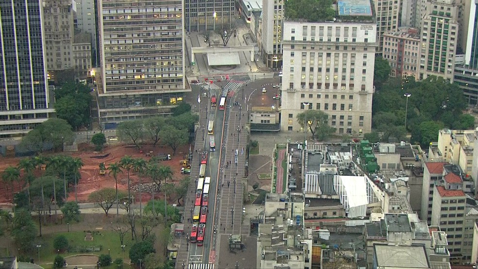 Centro, 6h15: Motoristas estacionam ônibus em frente à sede da Prefeitura de São Paulo — Foto: TV Globo/Reprodução