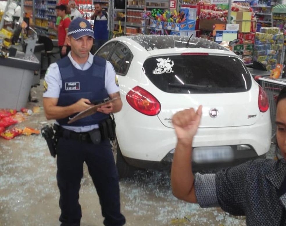 Carro invade mercado no DF — Foto: PMDF/Divulgação