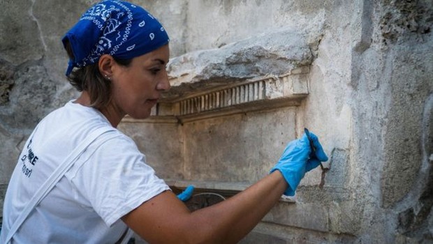 Arqueólogos encontram a cada dia que passa novas peças em Pompeia (Foto: EPA via BBC)