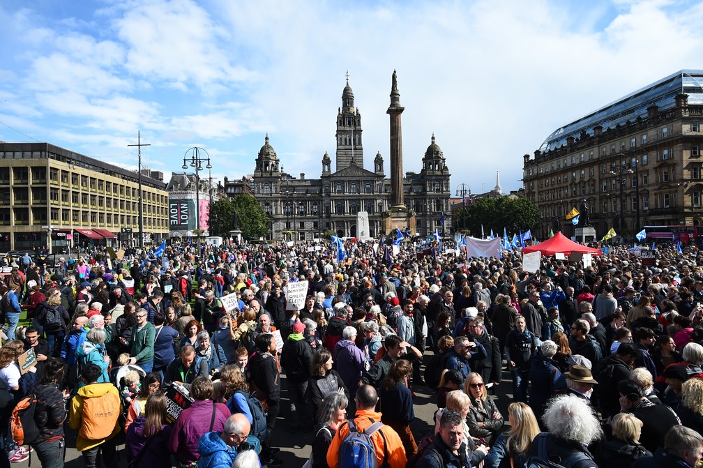 Resultado de imagem para imagens Britânicos protestam contra decisão do primeiro-ministro de suspender trabalhos do Parlamento.