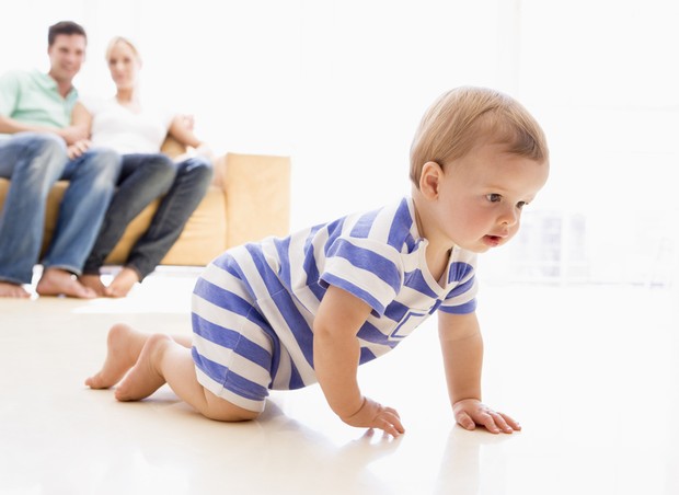 Bebê engatinhando na sala (Foto: Shutterstock)
