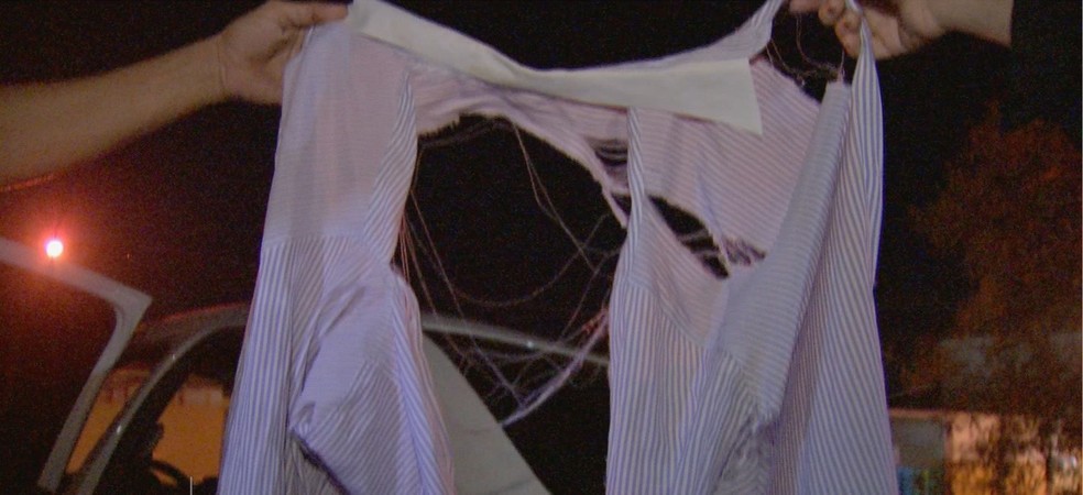 Camisa do motorista ficou rasgada após pular de carro durante assalto — Foto: TVCA/Reprodução