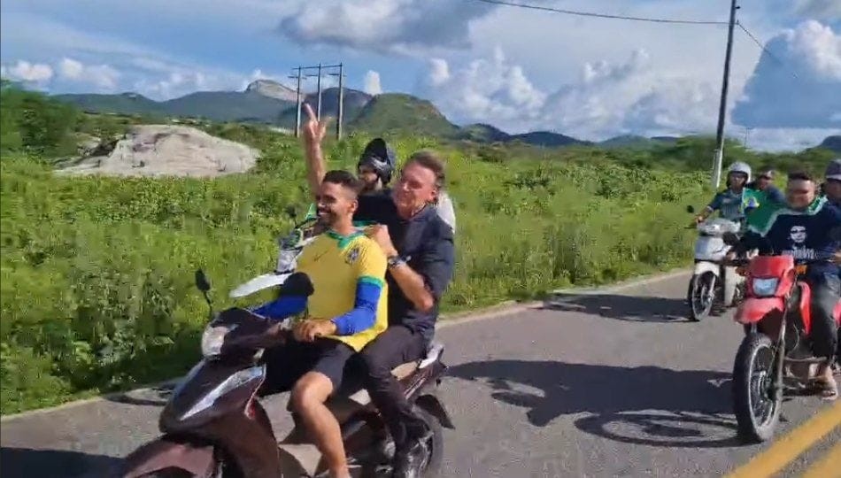 Bolsonaro anda na garupa de moto sem capacete em estrada de Quixadá, no interior do Ceará