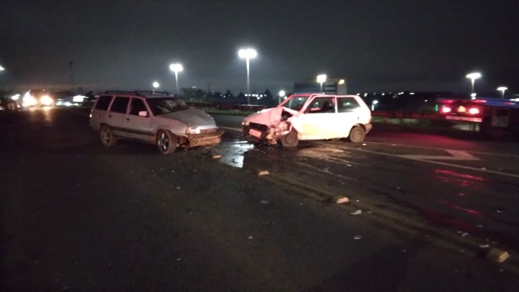 Duas pessoas ficam feridas após carros baterem de frente na PRC-466, em Guarapuava