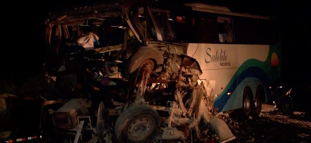 Carreta e Ã´nibus bateram de frente na BR-163 em Diamantino: quatro pessoas morreram â€” Foto: TV Centro AmÃ©rica