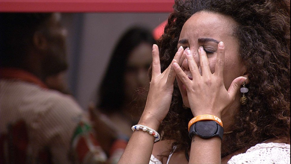 Domitila Barros se emociona com despedida de Fred Nicácio — Foto: Globo