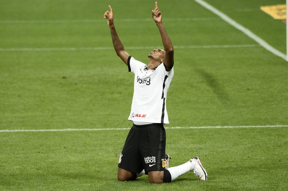 Jô artilheiro e Fagner garçom, veja os números no Brasileirão