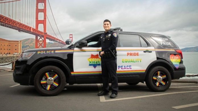 Polícia de São Francisco, nos EUA, ganha novo uniforme pelo mês do Orgulho LGBTQI+ (Foto: Reprodução)