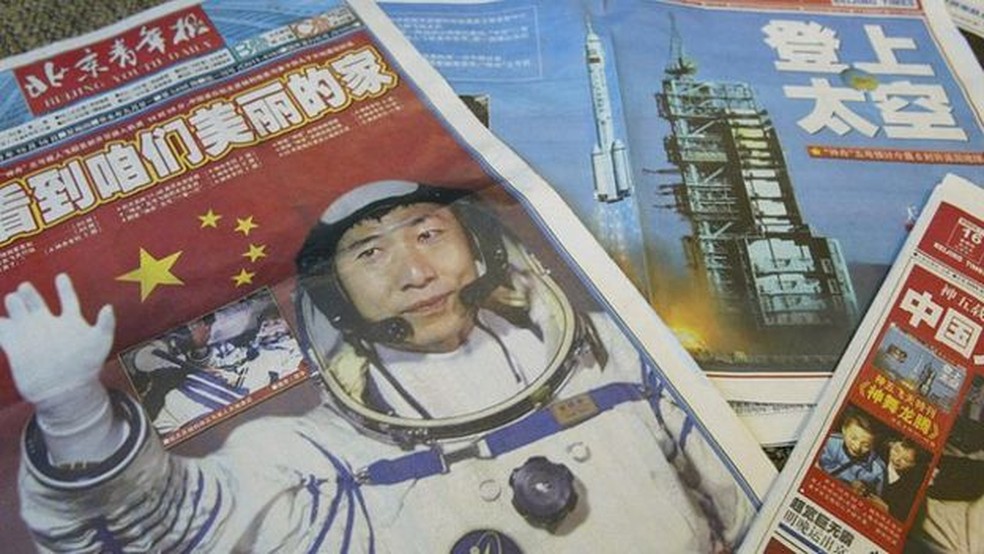 O feito de Yang Liwei ocupou as capas dos jornais chineses e fez de seu país uma nova potência da exploração espacial — Foto: Getty Images