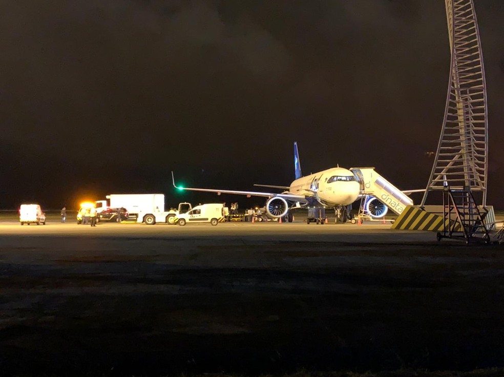 Avião trazendo vacinas para Alagoas pousa no Aeroporto Zumbi dos Palmares — Foto: Ragi Torres/ TV Gazeta