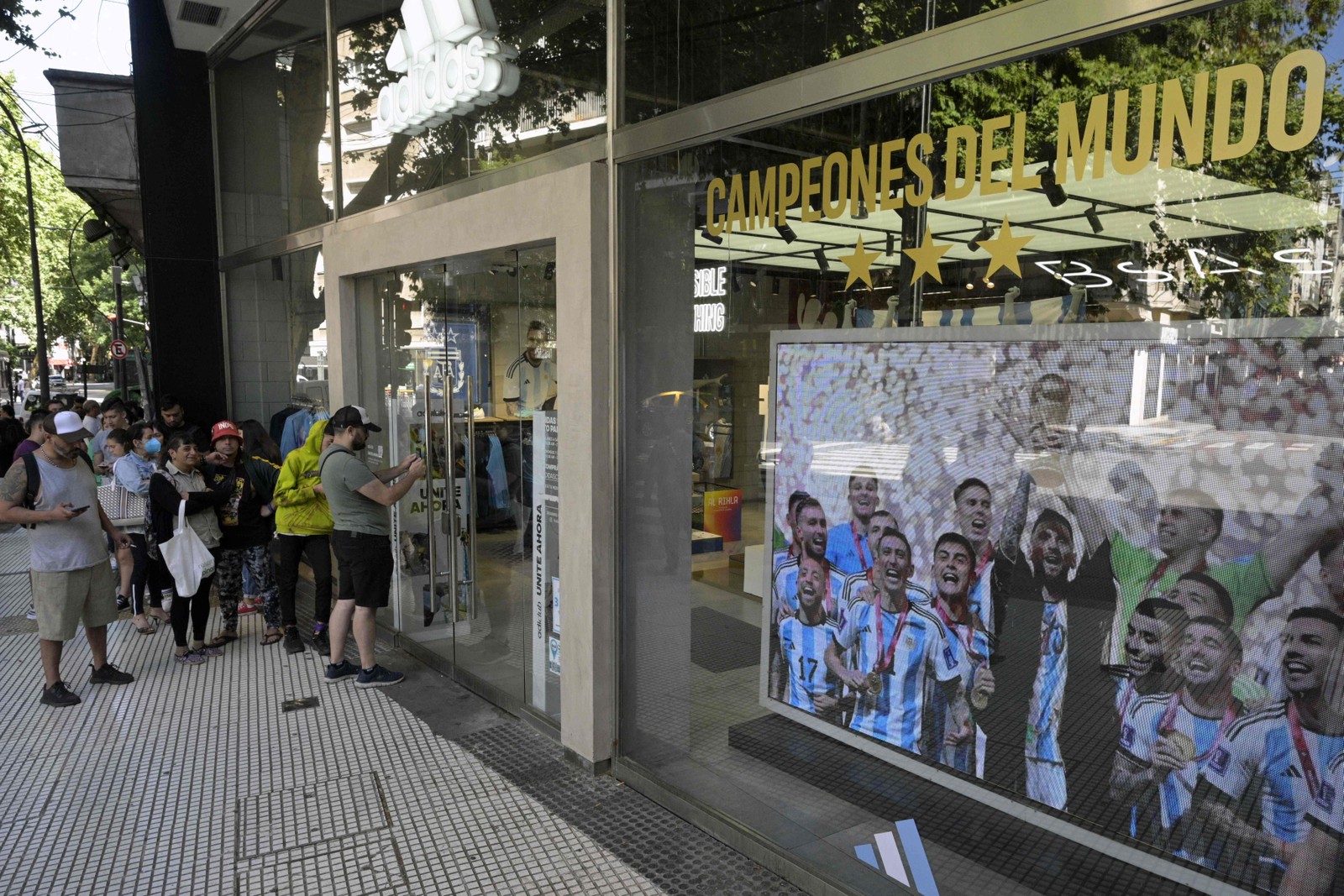 Argentinos fazem fila em vão para comprar camisa da seleção com terceira estrela — Foto: Juan Mabromata / AFP 