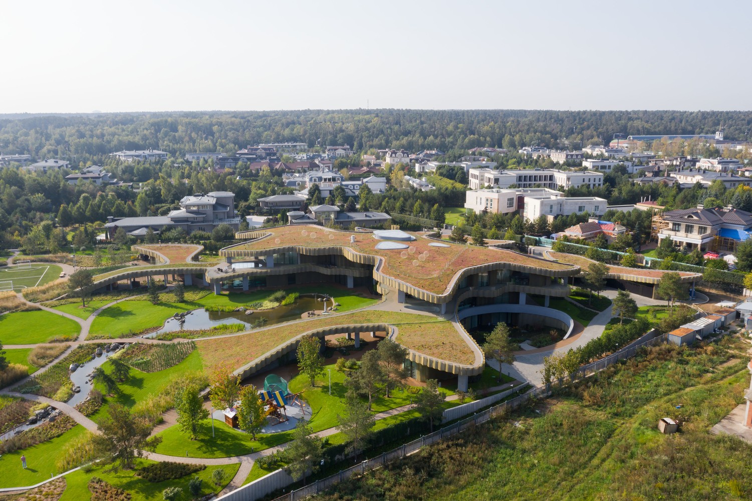 Casa particular ganha teto verde de quase 6 mil m² na Rússia (Foto: Divulgação)