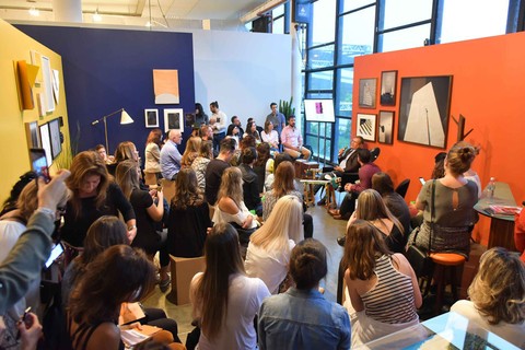 O espaço da Casa Vogue na SP-Arte acomodou convidados para um talk sobre o processo criativo dos Irmãos Campana
