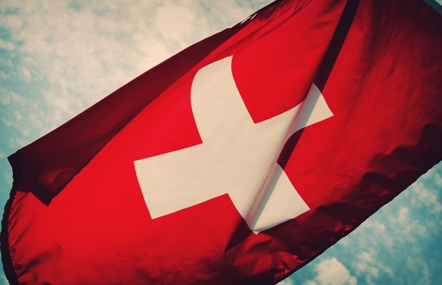 Bandeira da Suíça ; economia da Suíça ; bancos suíços ;  (Foto: Reprodução/YouTube)