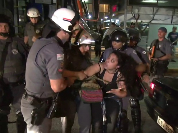 Mulher é retirada pela PM de dentro do ônibus e detida durante manifestação em Pinheiros (Foto: GloboNews/Reprodução)