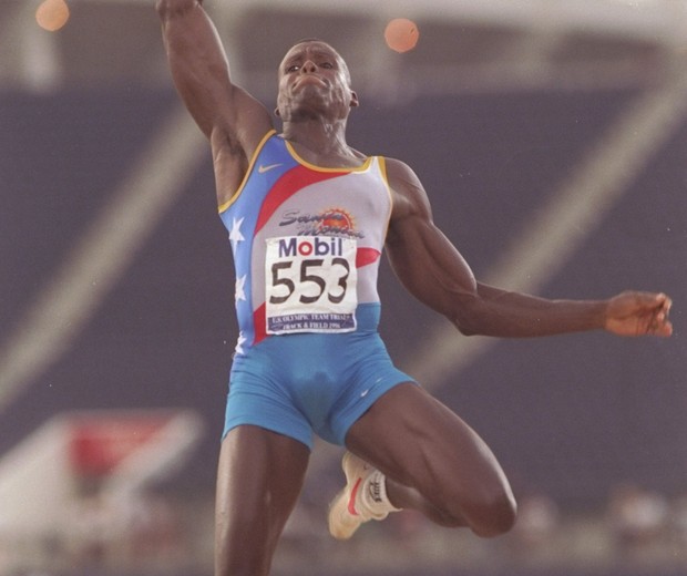 Carl Lewis salta durante a Olimpíada de Atlanta, em 1996 (Foto: Getty Images)