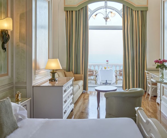 Um dos quartos do hotel. Neste verão, a menor diária custa 675 euros, cerca de R$ 3.700 — Foto: Reprodução/Excelsior Vittoria