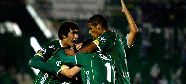 fabio bahia guarani gol ponte preta (Foto: Gustavo Tilio / Globoesporte.com)