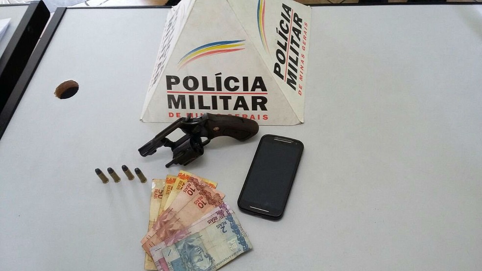 Arma, celular, munições e dinheiro foram apreendidos com envolvidos em tentativa de roubo em Barbacena (Foto: Polícia Militar/Divulgação)
