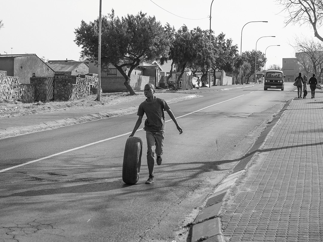 O legado da esperança: Menino brinca com pneu pelas ruas de Orlando West. (Foto: Arthur Seixas)