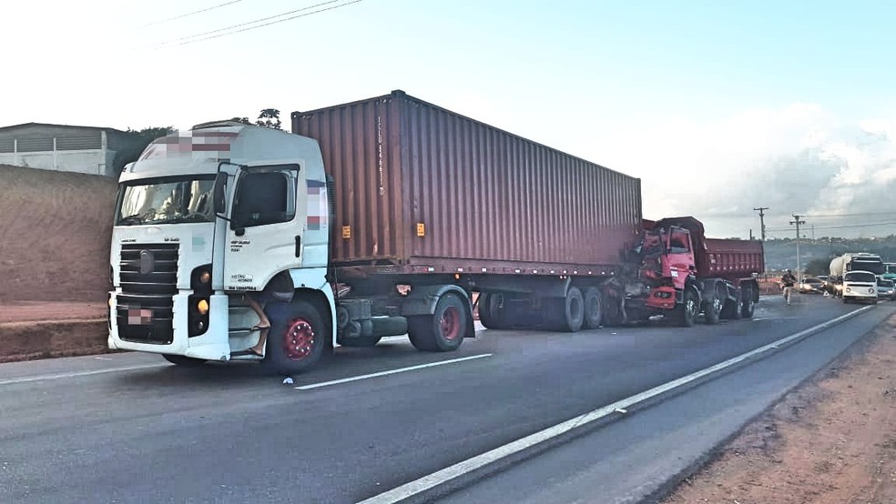 Caminhão bateu na traseira de uma carreta, que transportava um contêiner, na BR-101, em Paulista, no Grande Recife — Foto: PRF/Divulgação