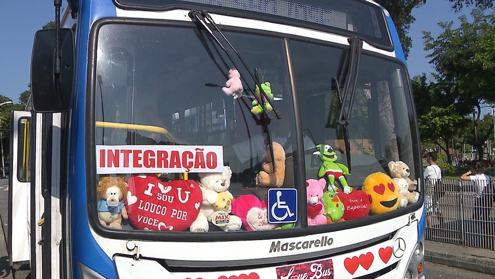 Love Bus tem a frente tomada por corações, ursos de pelúcia e vários adesivos de corações por todo o interior — Foto: TV Cabo Branco/Reprodução