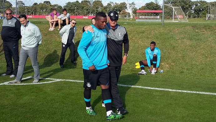 Grêmio vê Mamute com cabeça boa após corte e celebra retorno do jovem