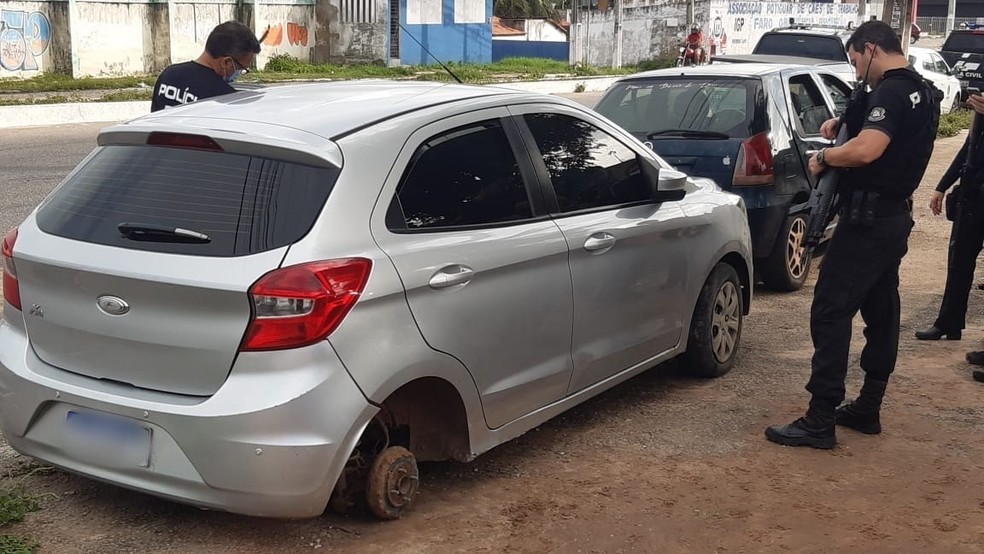Carro roubado estava com suspeito que entrou em confronto com a PM &mdash; Foto: S&eacute;rgio Henrique Santos/Inter TV Cabugi