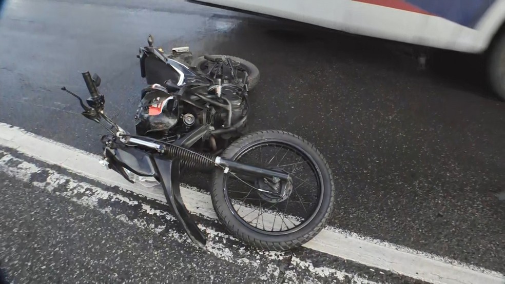 Homem e motociclista ficam ferido após acidente na BR-324, em Salvador — Foto: Reprodução/TV Bahia