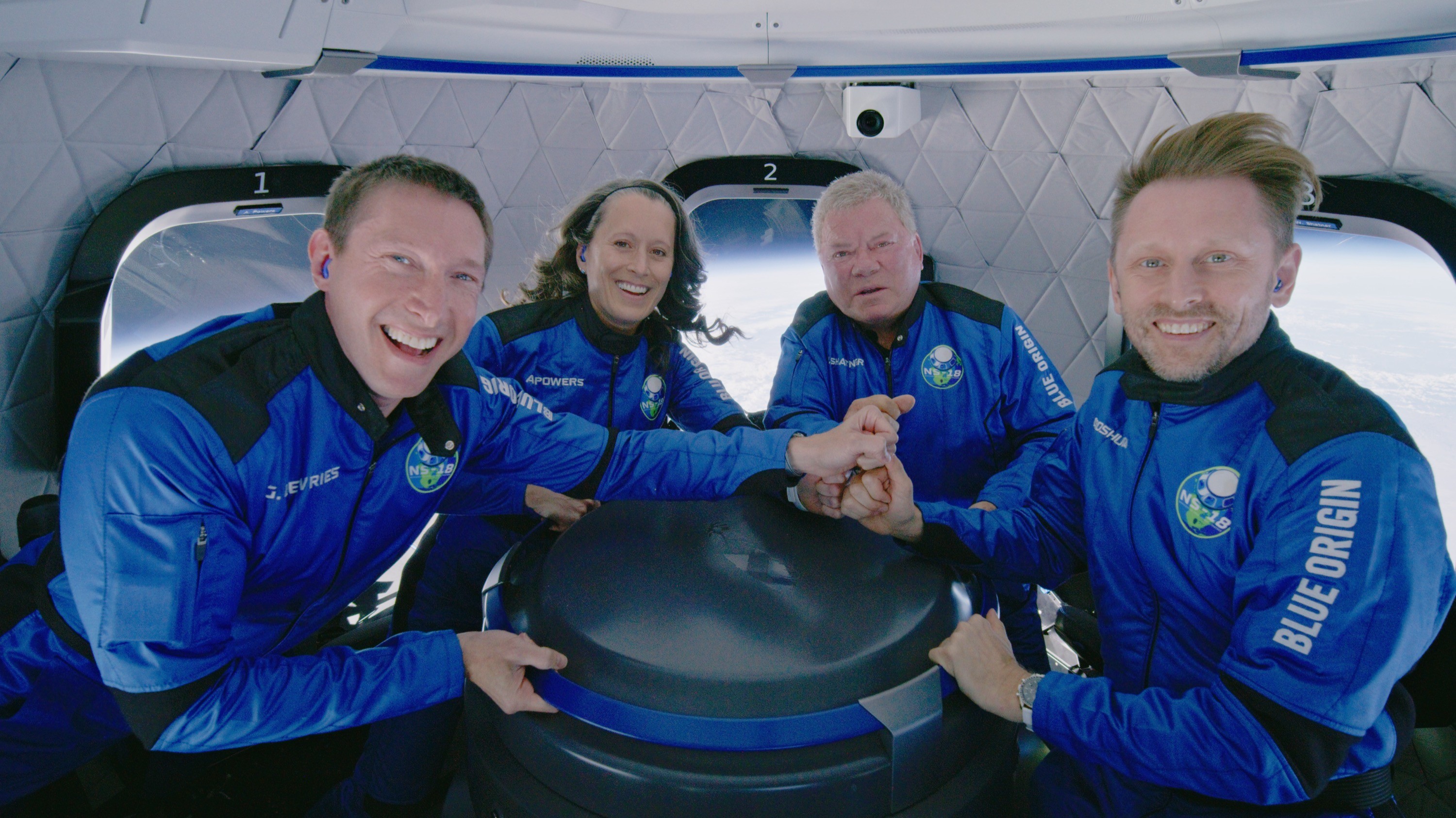 Imagem da tripulação da New Shepard-18, sendo Glen de Vries, Audrey Powers, William Shatner, and Dr. Chris Boshuizen. (Foto: Blue Origin)