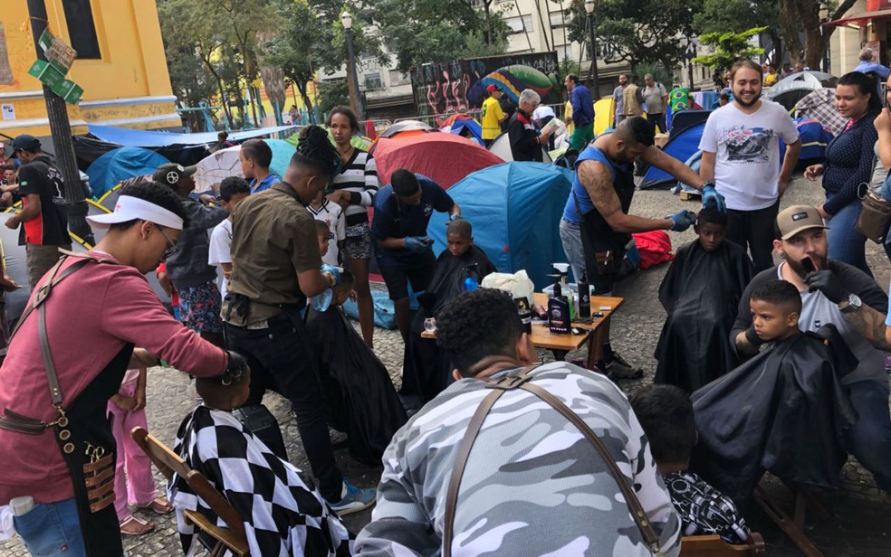 Cabeleireiros cortam cabelos de crianças desabrigadas no Largo do Paissandu (Foto: Kleber Tomaz/G1)