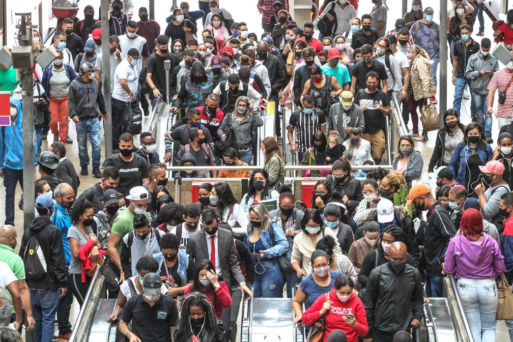  Movimentação de passageiros na Estação da Luz de Metrô e CPTM, no centro da capital paulista, em imagem de 21 de abril de 2021. — Foto: BRUNO ESCOLASTICO/PHOTOPRESS/ESTADÃO CONTEÚDO
