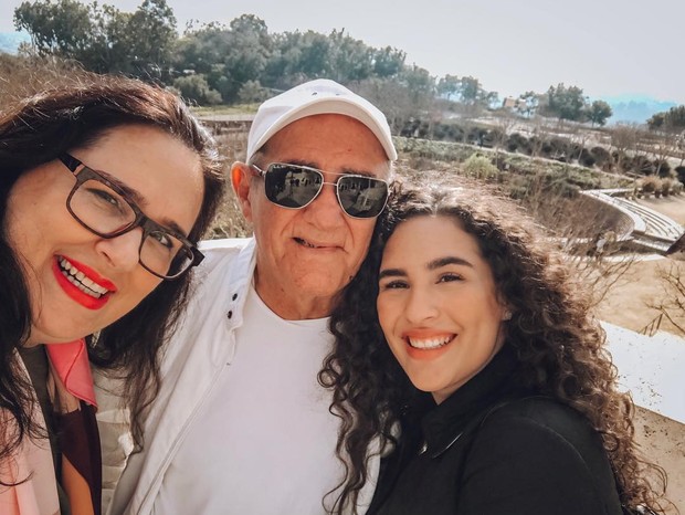 Lívian Aragão com os pais (Foto: Reprodução/Instagram)