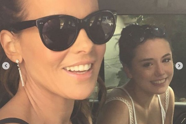 A atriz Kate Beckinsale na companhia da filha modelo Lily Mo Sheen (Foto: Instagram)