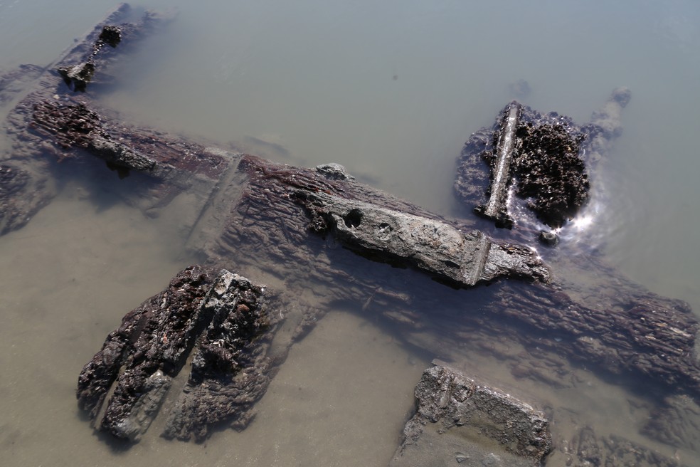 Destroços de navio são encontrados na Praia do Embaré (Foto: José Claudio Pimentel/G1)