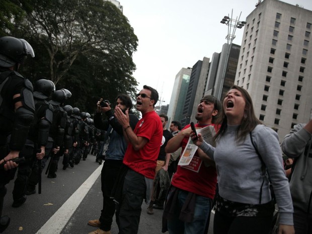 Sob vaias, policias do Choque chegam à manifestação contra o governo Temer neste domingo (Foto: Fábio Tito/G1)