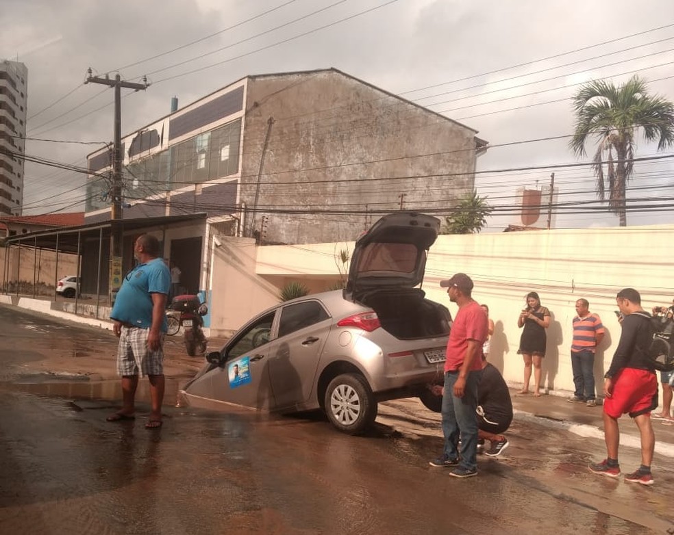 Motorista só conseguiu sair pela mala do veículo. — Foto: Divulgação